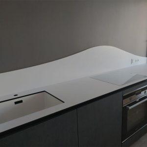 Cuisine moderne Compacto avec plan de travail blanc en panneau HPL