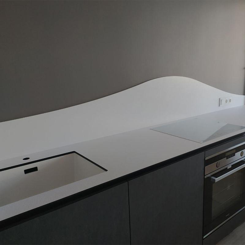 Cuisine moderne Compacto avec plan de travail blanc en panneau HPL