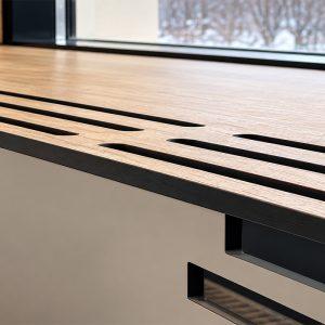 Aménagement Compacto sur mesure en finition bois pour optimiser l’espace intérieur