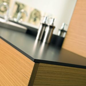 Façade moderne en panneaux Compacto HPL effet bois au design minimaliste