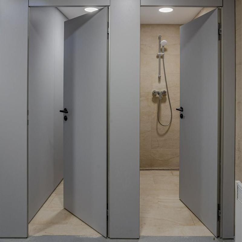 Cabines de douche grises en panneaux Compacto HPL
