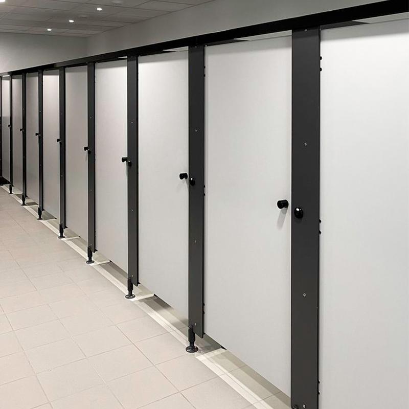 Cabines sanitaires blanches en panneaux Compacto HPL au Maroc