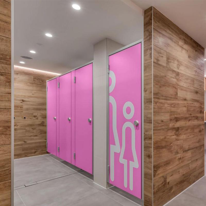 Cabines sanitaires roses en panneaux Compacto HPL au Maroc