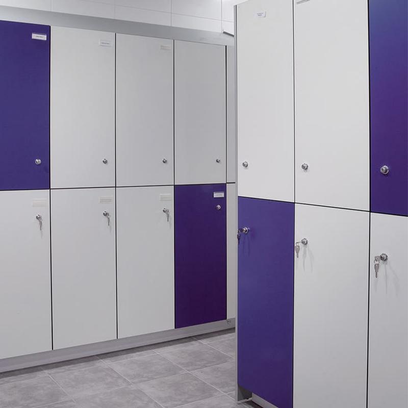 Casier vestiaire Compacto blanc et violet avec fermeture individuelle