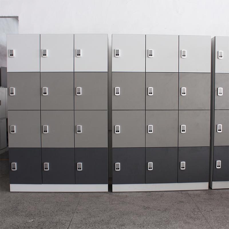 Casier vestiaire Compacto gris équipé de serrures à code